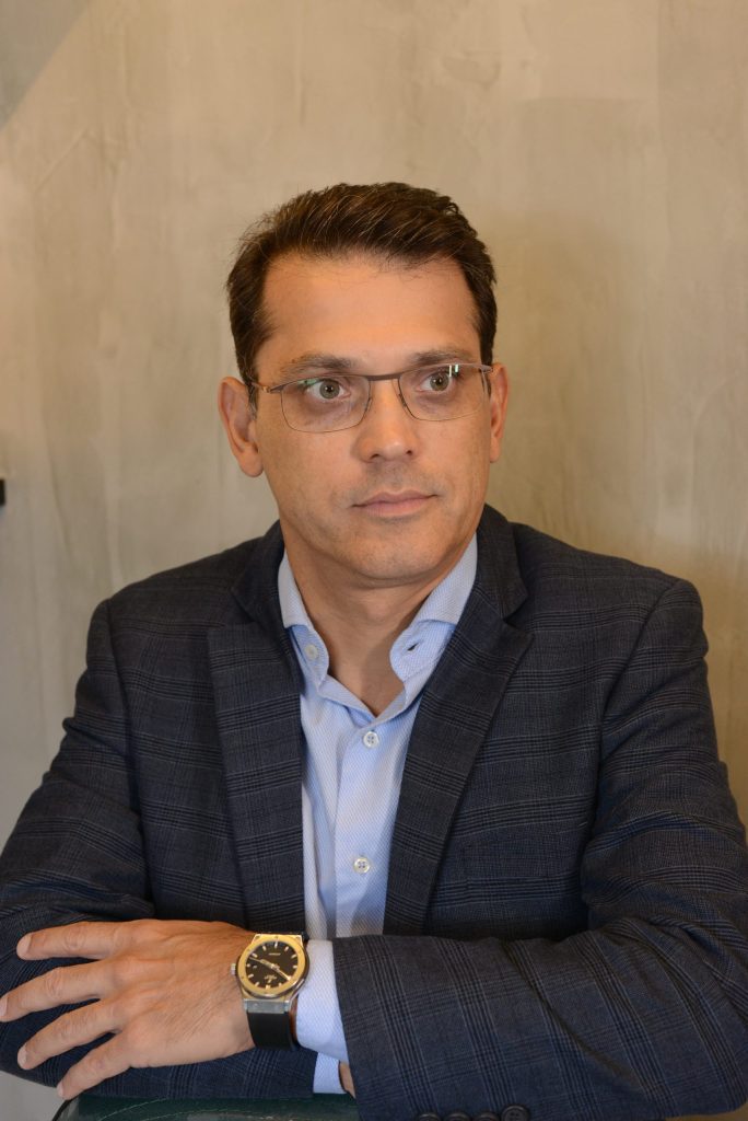 Dr. Max Lopes Jr, Cirurgião da Mão. Dr. Max Lopes Jr., especialista em Ortopedia e Cirurgia da Mão, oferece tratamentos avançados para punho, antebraço e cotovelo. Conheça sua trajetória e experiência.