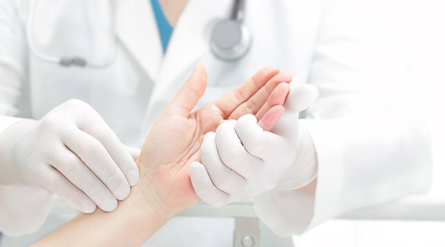 Você tem sentido dor ou desconforto nas mãos? Se sim, a fisioterapia especializada pode ajudar a melhorar a sua recuperação e bem-estar. Nossas mãos são muito importantes para o que fazemos todos os dias, e qualquer dor pode atrapalhar nossas atividades. Por isso, é importante procurar um fisioterapeuta qualificado para tratar e melhorar o problema de forma eficiente. Além disso, a orientação de um Fisioterapeuta para reabilitação funcional de extremidades pode ser indispensável para um diagnóstico preciso e um plano de reabilitação adequado.