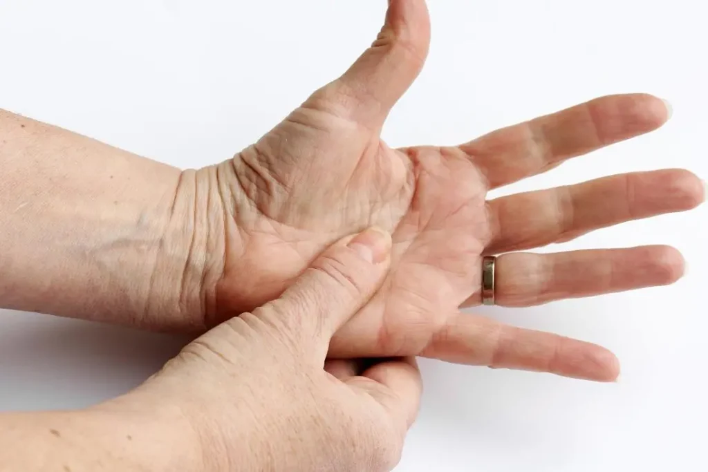 Diferenças entre Dedo Engatilhado e Artrite. Dedo engatilhado ou artrite? Descubra as principais diferenças entre essas condições que afetam as mãos, seus sintomas, causas e tratamentos. Saiba quando procurar um especialista.