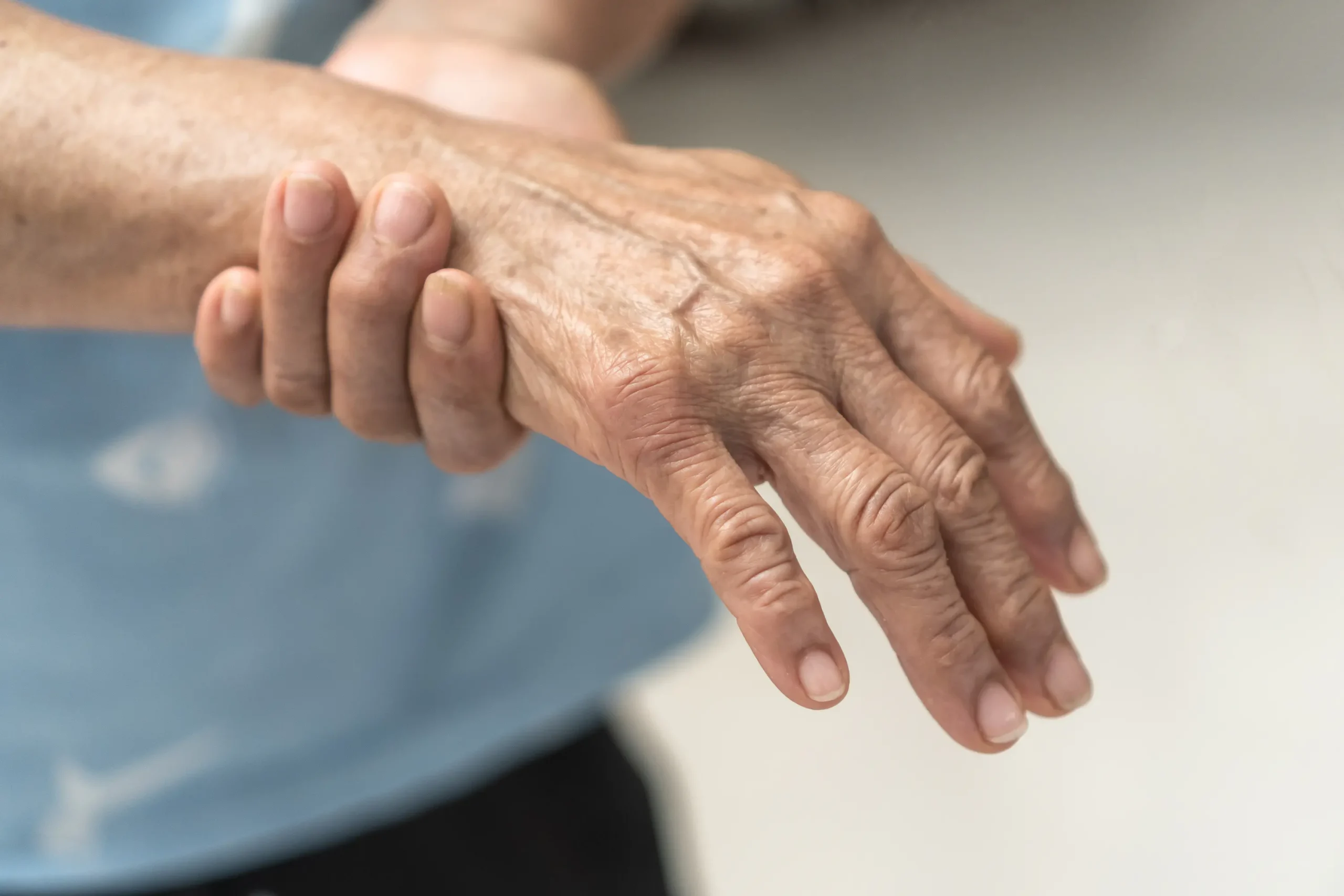 Atualmente, se você enfrenta dores ou limitações nas mãos, é fundamental saber que existem soluções eficazes para recuperar sua qualidade de vida. Nesse contexto, o Dr. Max Lopes Júnior destaca-se como cirurgião especializado em mãos em Goiânia, oferecendo tratamentos que combinam técnicas avançadas e abordagem humanizada. Vale ressaltar que sua metodologia integrativa e o uso de procedimentos minimamente invasivos garantem não apenas uma recuperação acelerada, mas também resultados duradouros. 