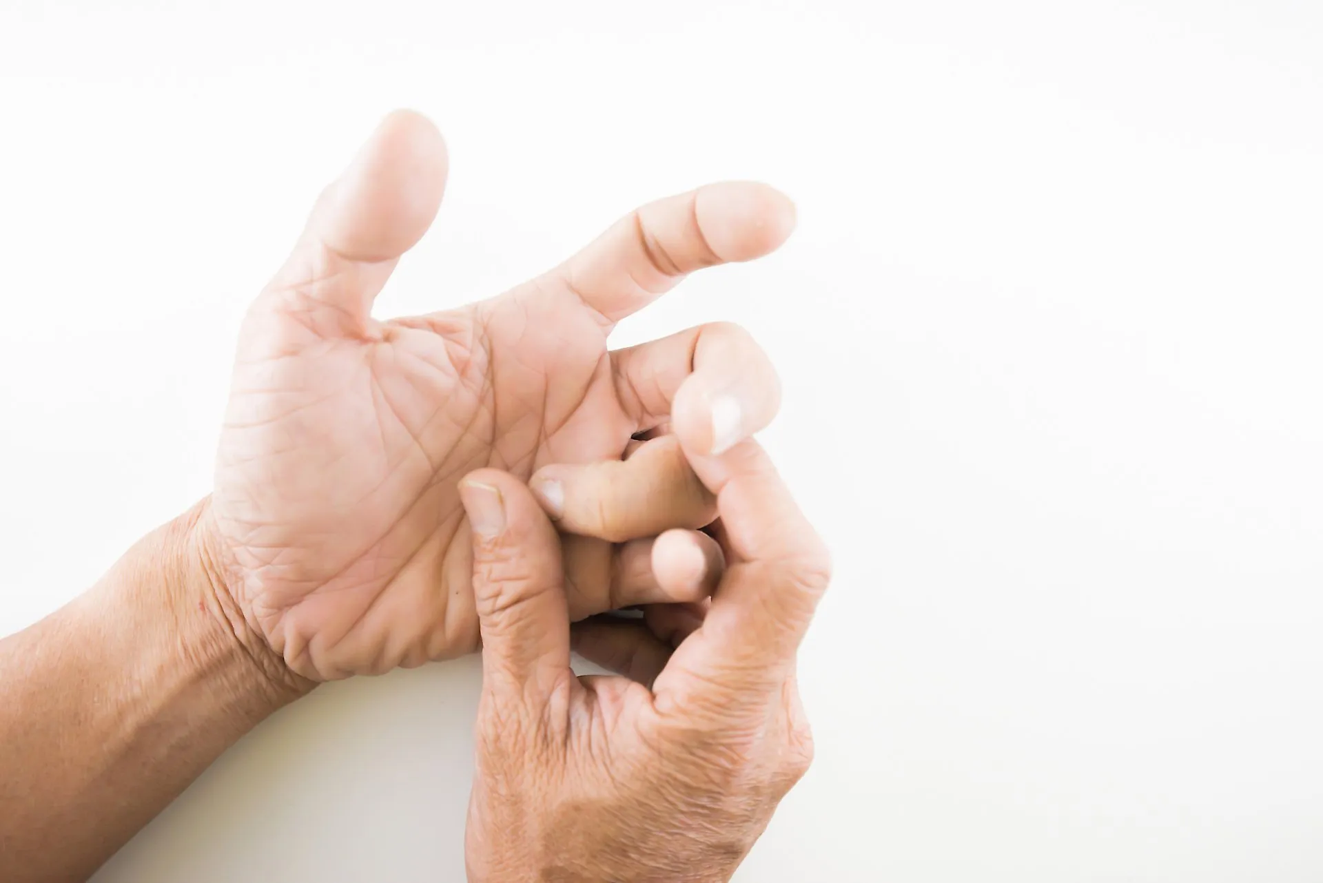 Trauma na Mão: O Que Fazer Após Uma Lesão. Um trauma na mão pode variar de uma pequena contusão a uma fratura grave. Portanto, independentemente da gravidade, é crucial buscar atendimento adequado para garantir a recuperação completa da função da mão. Além disso, este guia aborda os tipos mais comuns de lesões, os primeiros socorros essenciais e as opções de tratamento disponíveis. Afinal, a mão é fundamental para inúmeras atividades diárias, desde as mais simples até as mais complexas.
